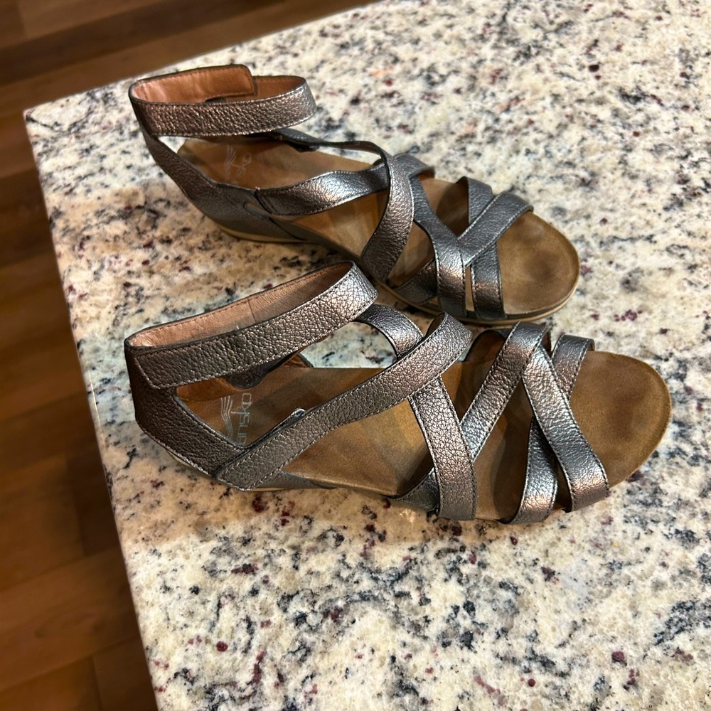 Dansko leather Veruca sandals size 39. NWOT- Pewter